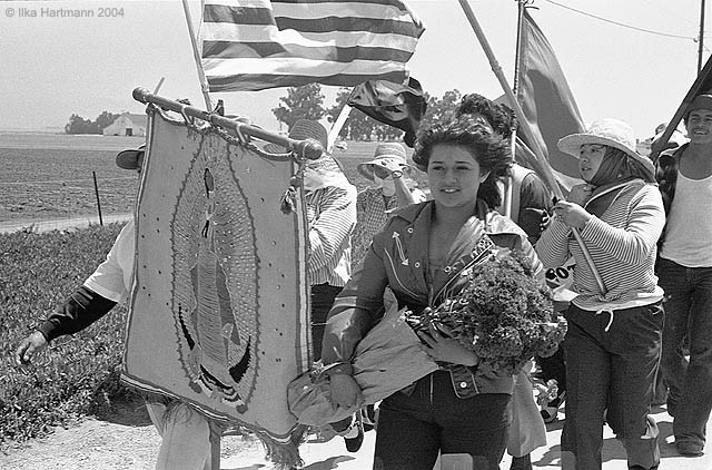 03_woman_with_flowers_ufw_marchers_near_salinas_1979.jpg